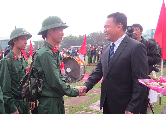 Phó Chủ tịch UBND tỉnh Lê Văn Thanh động viên tân binh huyện Đại lộc trước giờ nhập ngũ. Ảnh: HOÀNG LIÊN