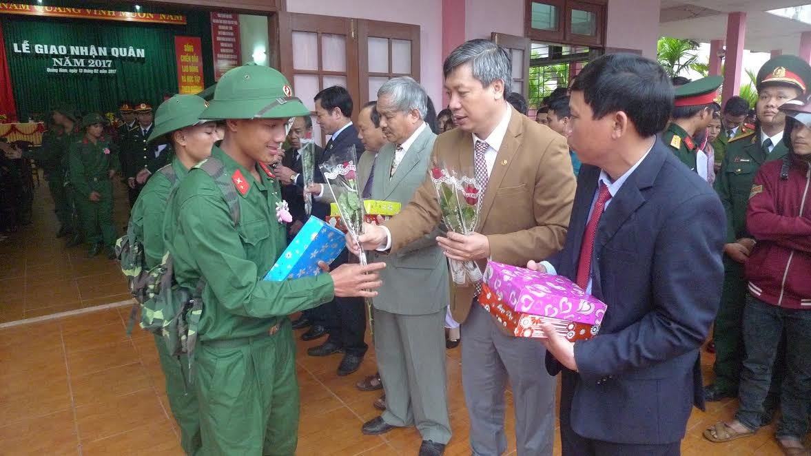 Lãnh đạo huyện Nam Trà My tiễn các tân binh lên đường tòng quân