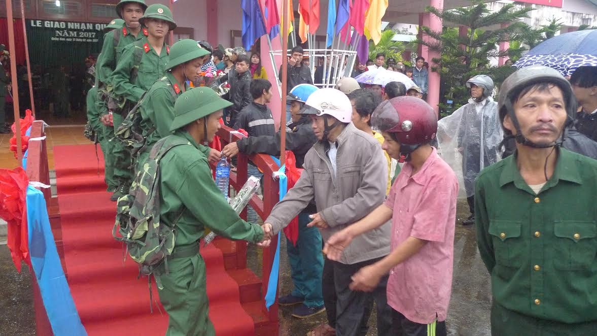 Người thân động viên các tân binh trước giờ lên đường nhập ngũ