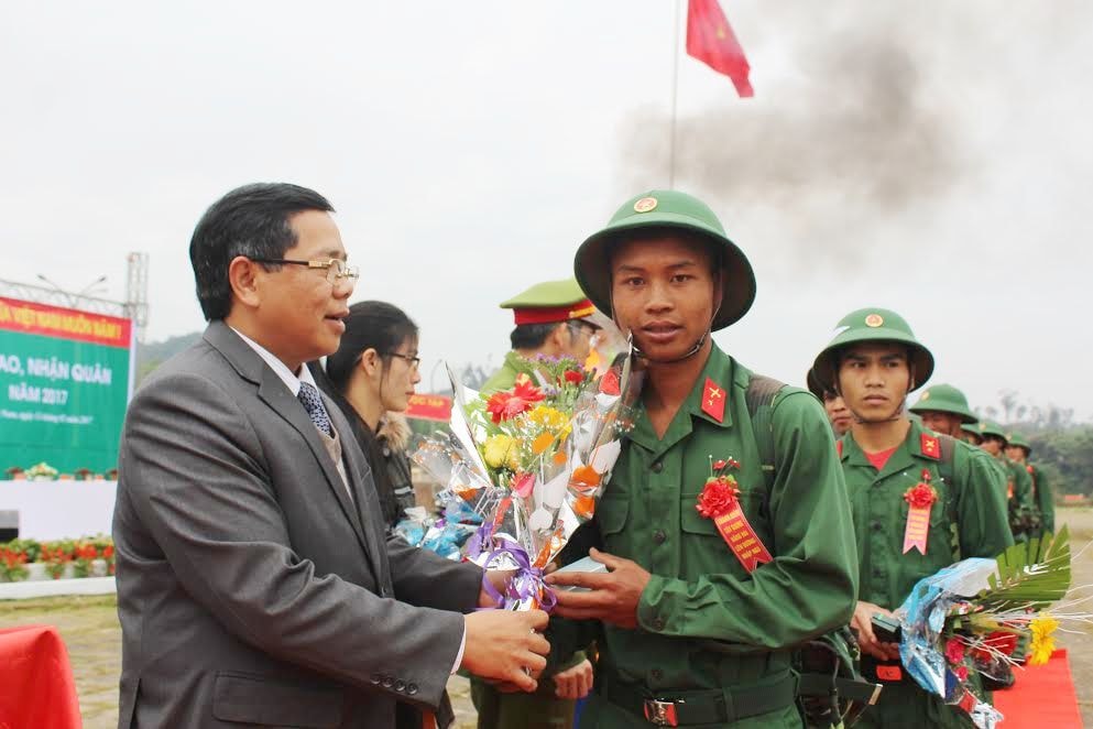 lãnh đạo huyện tặng hà quàn cho các tân binh