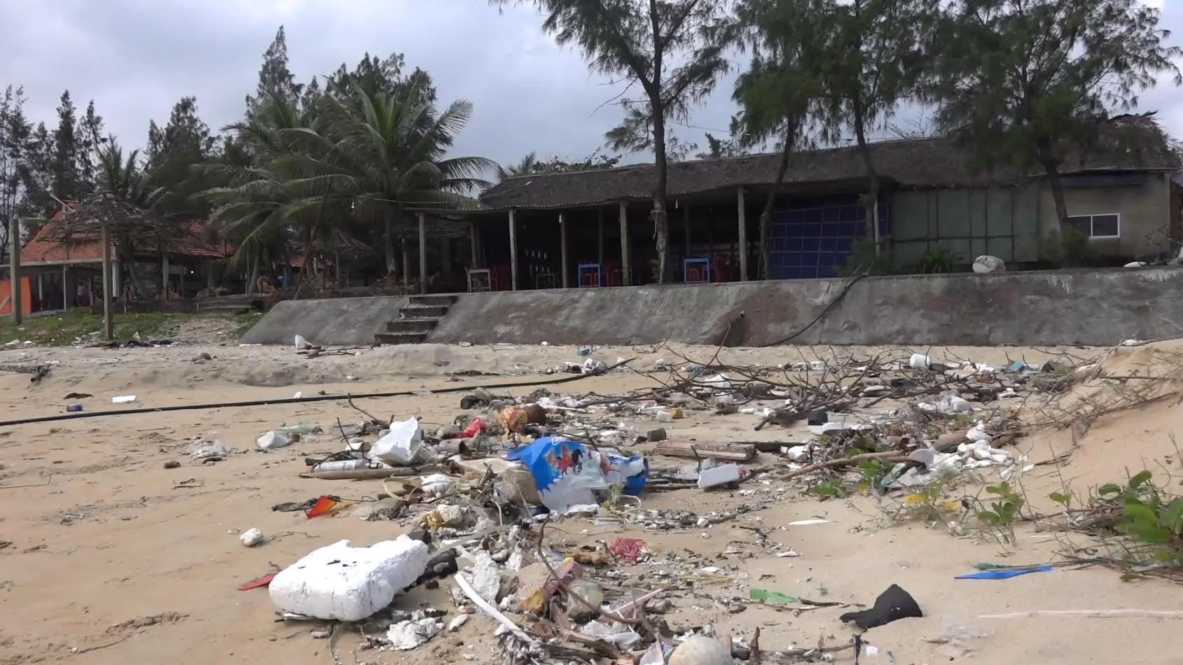 Rất nhiều rác thải tràn lên bờ biển mấy ngày qua.