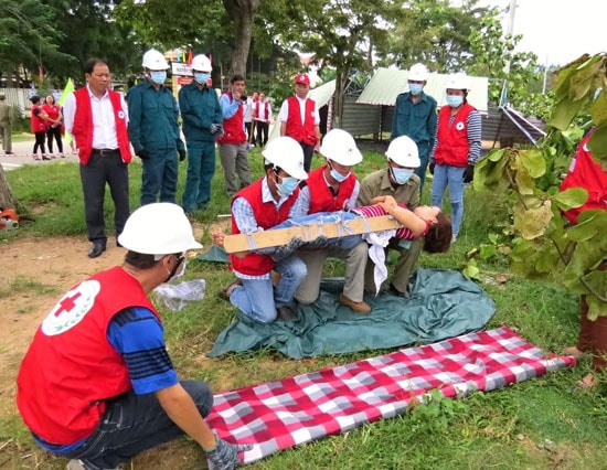 Cán bộ CTĐ hướng dẫn kỹ năng sơ cấp cứu cho cán bộ và người dân. Ảnh: Hội CTĐ cung cấp