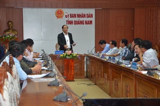 Chủ tịch UBND tỉnh Đinh Văn Thu phát biểu tại cuộc họp rút kinh nghiệm trong vận hành, điều tiết các hồ chứa thủy điện vào sáng 13.2. Ảnh: T.H