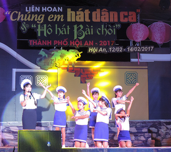 Đội thi hát dân ca của Trường THCS Nguyễn Khuyến.