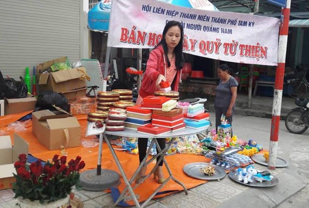 Gian hàng bán hoa gây quỹ từ thiện của Hội người Quảng Nam tại ngã tư đường Huỳnh Thúc Kháng và Phan Châu Trinh (TP. Tam Kỳ).  Ảnh – Như Ngọc