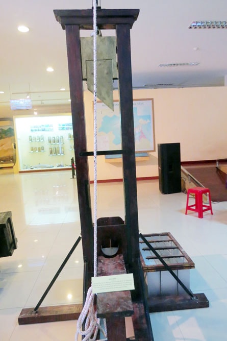 Thực dân Pháp đưa máy chém sang Việt Nam để đàn áp các cuộc kháng chiến giành độc lập dân tộc vào đầu thế kỷ XX. Sau Hiệp định Geneve, chính quyền Việt Nam cộng hòa với việc ban hành Luật 10/59, đã đưa máy chém đi khắp miền Nam Việt Nam để hành quyết những người yêu nước