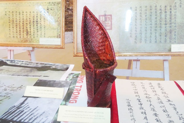 Giỏ tre của cụ Nguyễn Y Kế (Tam Kỳ, tỉnh Quảng Nam): dùng cải trang đi đánh gà rừng để liên lạc cho các đồng chí: Võ Chí Công, Chu Huy Mân trong những năm 1940 - 1942