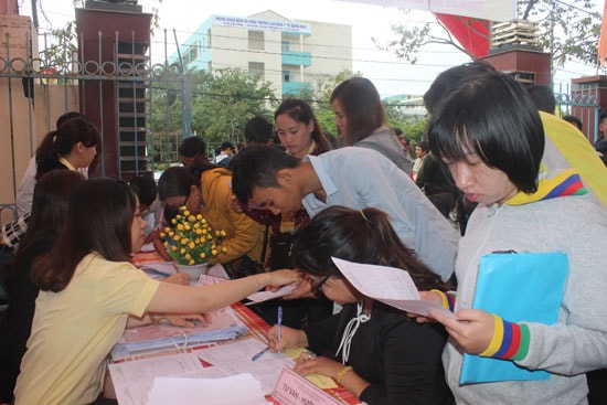 Ngay trong phiên đầu tiên, sàn giao dịch mở tại Trung tâm Dịch vụ việc làm tỉnh thu hút đông đảo người LĐ đến tìm hiểu thông tin tuyển dụng. Ảnh: D.LỆ