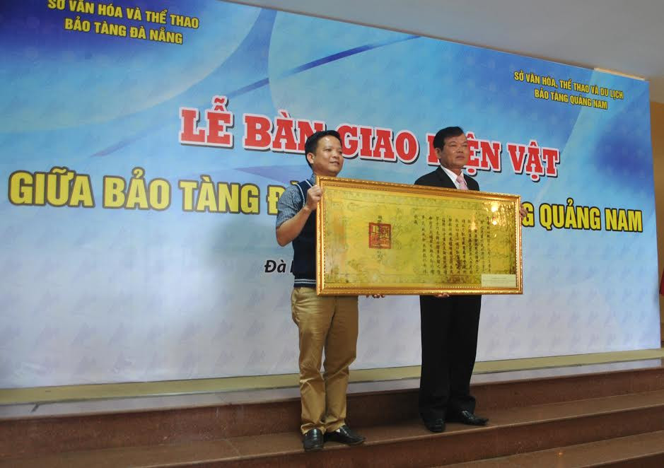 Ông Huỳnh Đình Quốc Thiện- Giám đốc Bảo tàng Đà Nẵng trao hiện vật được phiên bản tượng trưng cho ông Nguyễn Nay- Giám đốc Bảo tàng tỉnh Quảng Nam.