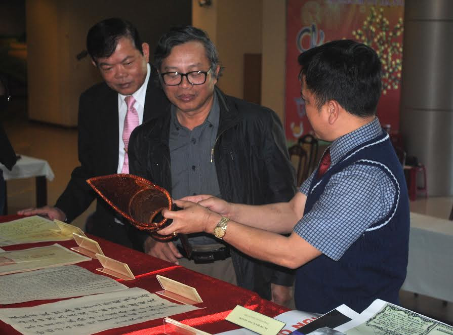 Ông Huỳnh Đình Quốc Thiện- Giám đốc Bảo tàng Đà Nẵng đang giới thiệu về giõ đựng tài liệu của ông Nguyễn Y Kế(Tam Kỳ), dùng vào việc đi bắt gà rừng để liên lạc với đồng chí Võ Chí Công và đồng chí Chu Huy Mân trong những năm 1940.