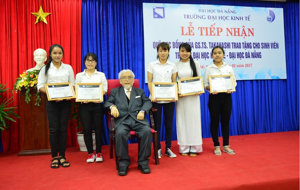5 nữ sinh viên đầu tiên nhận được học bổng từ quỹ học bổng do GS. Yoshiaki Takahasi trao tặng. Ảnh: Q.T