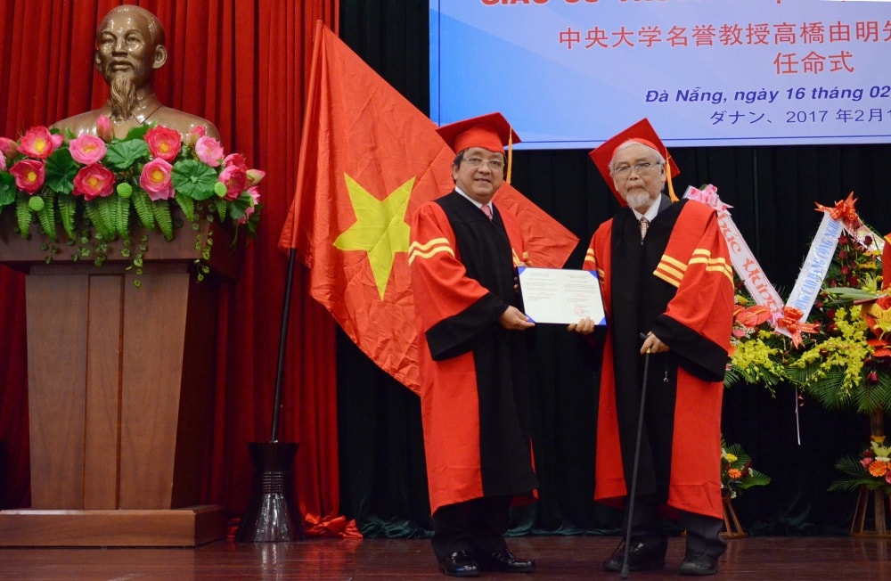 Ông Trần Văn Nam - Giám đốc ĐH Đà Nẵng trao bằng giáo sư danh dự cho ông Yoshiaki Takahashi. Ảnh: Q.T