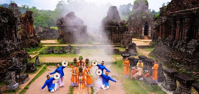 Mysterious and attractive Cham dance