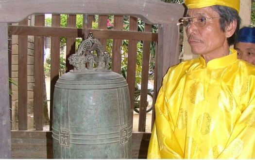 300-year-old Great Bell in the Ancestral Home of Phuoc Kieu bronze casting craft village