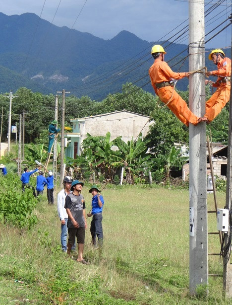 Bắt điện đường tại huyện Bắc Trà My. Ảnh: M.H