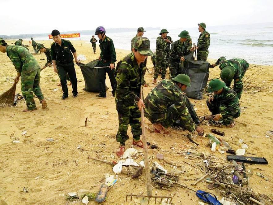 Đồn Biên phòng cửa khẩu cảng Kỳ Hà và Hải đội 2 tham gia vệ sinh môi trường biển tại ven biển bãi rạng huyện Núi Thành. 