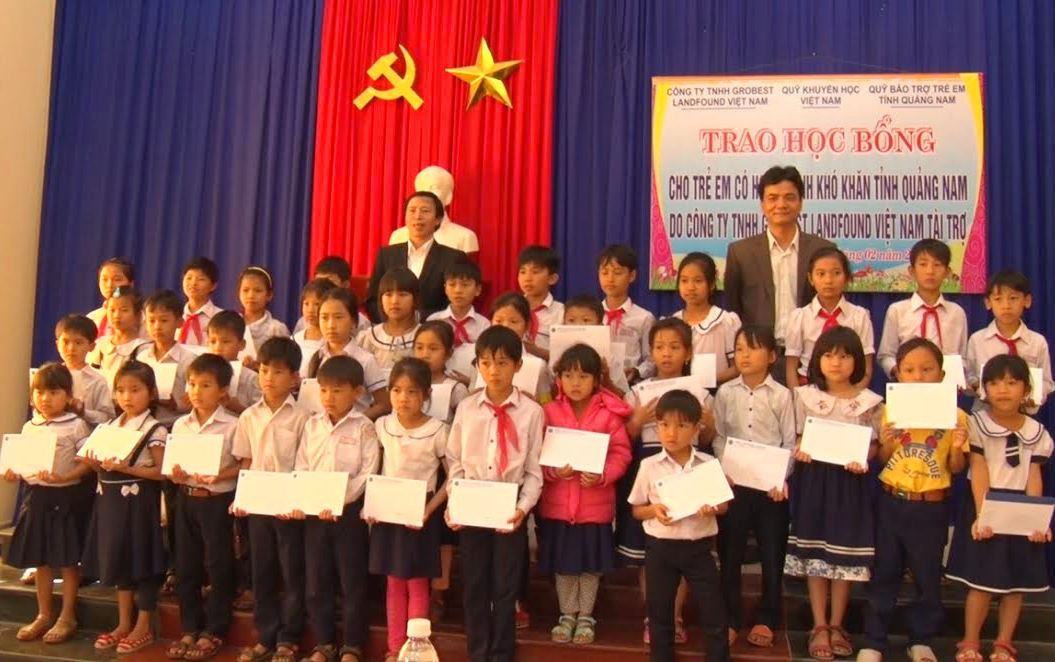 Các em học sinh vui mừng nhận được học bổng từ Công ty TNHH Grobest Việt Nam 