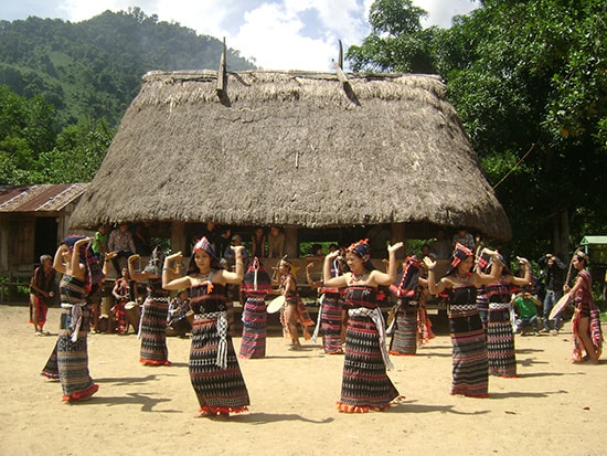 Các giá trị  văn hóa của đồng bào Cơ Tu Nam Giang đã trở thành “kho báu” để phát triển du lịch cộng đồng. Ảnh: VĨNH LỘC