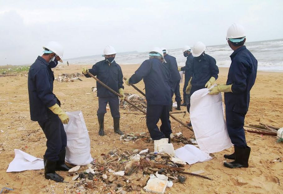 Công nhân Công ty CP Môi trường đô thị Quảng Nam thu gom rác rải tại các bờ biển huyện Núi Thành.