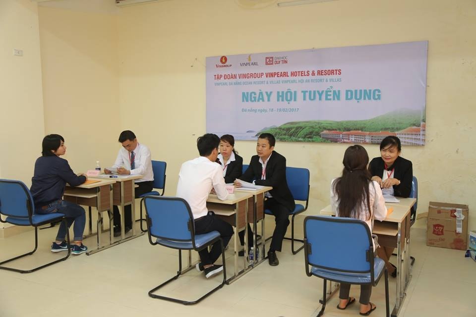Có hàng chục hồ sơ đạt yêu cầu đã được tuyển dụng vào làm việc tại các resort của Vinpearl tại TP. Đà Nẵng và TP. Hội An. Ảnh: Q.T