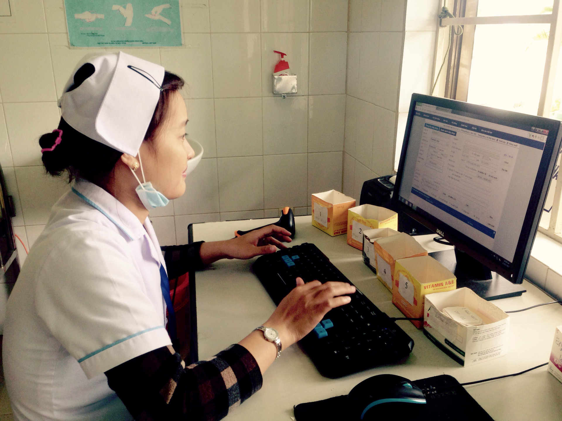 Những năm qua, việc áp dụng công nghệ thông tin đã giúp Trung tâm Y tế huyện Phú Ninh thuận lợi hơn trong công tác khám chữa bệnh. Ảnh: CHÂU PHƯỚC