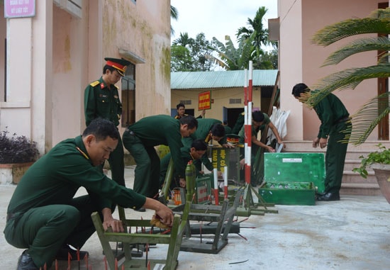 Cơ quan Quân sự huyện Bắc Trà My củng cố, sửa chữa mô hình học cụ, vật chất huấn luyện. Ảnh: TUẤN ANH