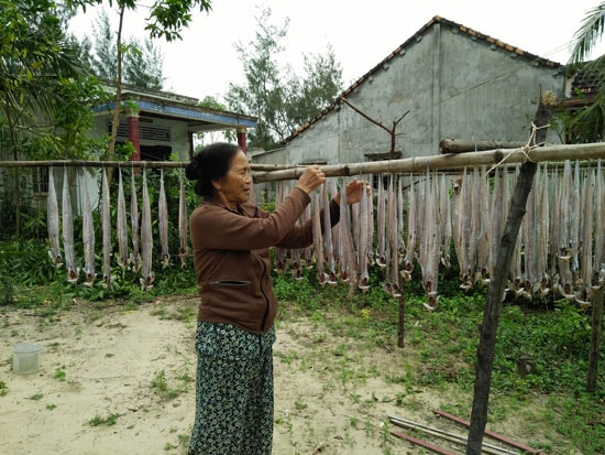 Người dân phơi cá hố chuẩn bị bán ra thị trường.  Ảnh: ĐÔNG DƯƠNG