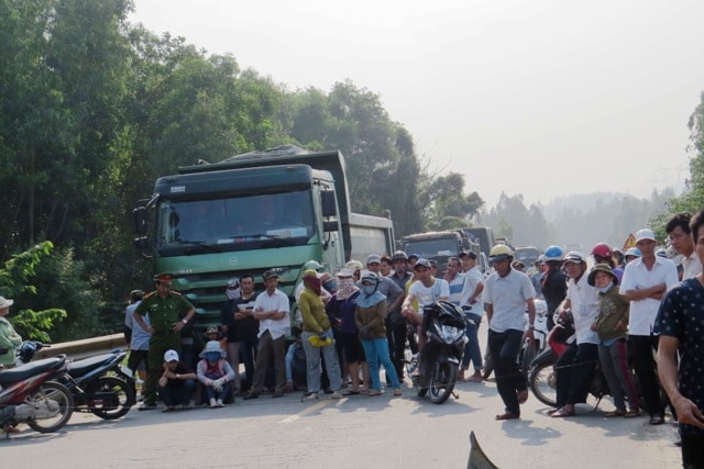 Tuyến QL 14B bị ách tắc hơn hai giờ đồng hồ, đoàn xe bị ách tắc kéo dài hàng cây số. Ảnh: TRIÊU NHAN