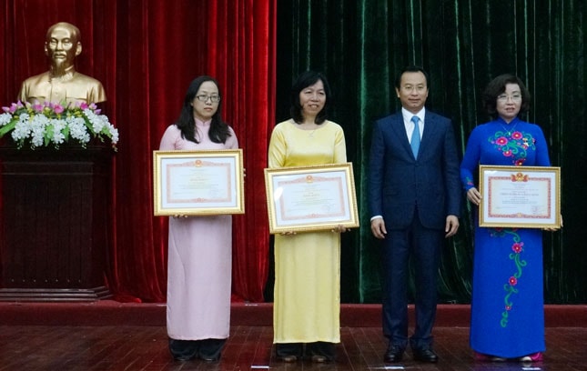 Thừa ủy quyền Thủ tướng Chính phủ, Bí thư Thành ủy Nguyễn Xuân Anh trao tặng danh hiệu Chiến sĩ thi đua toàn quốc và bằng khen cho các cá nhân xuất sắc.