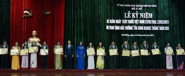 20 cá nhân “Tỏa sáng blouse trắng” năm 2016 được vinh danh