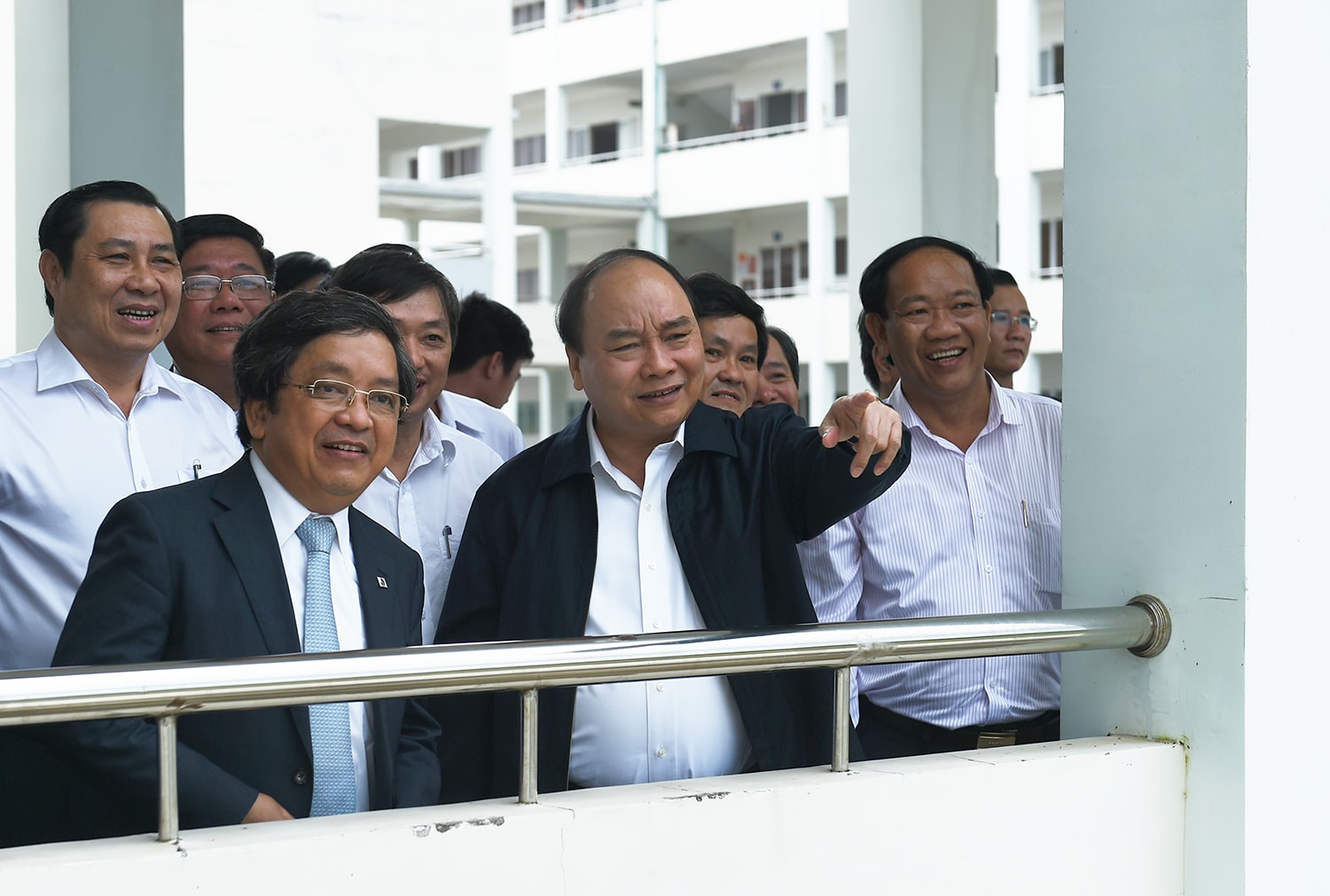 Thủ tướng Nguyễn Xuân Phúc tham quan Trường Cao đẳng Công nghệ thông tin tại Làng Đại học Đà Nẵng. Ảnh: VGP/Quang Hiếu