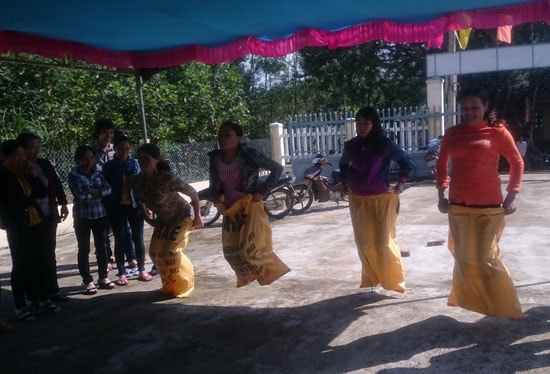 Các trò chơi trong phần hội của lễ kỷ niệm 20 năm tái lập tỉnh ở các khu dân cư huyện Tiên Phước. Ảnh: D.L