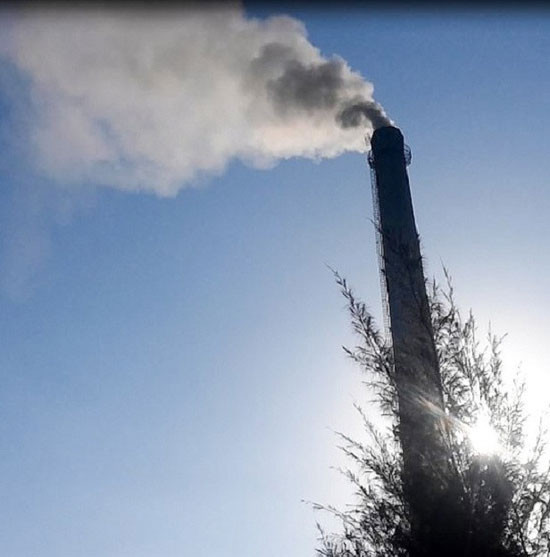 Ống khói thải tự do tại nhà máy sản xuất của Công ty CP Prime Đại Lộc. Ảnh: T.H