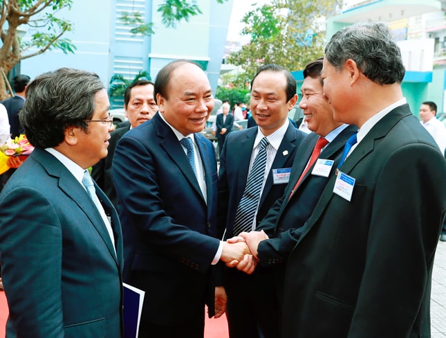 Thủ tướng Nguyễn Xuân Phúc trò chuyện cùng hiệu trưởng các trường thành viên của Đại học Đà Nẵng. Ảnh: TTXVN