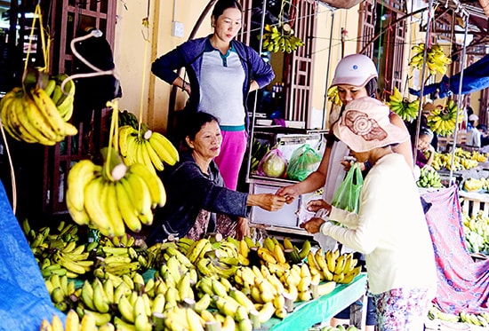 Buôn bán ở chợ. Ảnh: PHƯƠNG THẢO