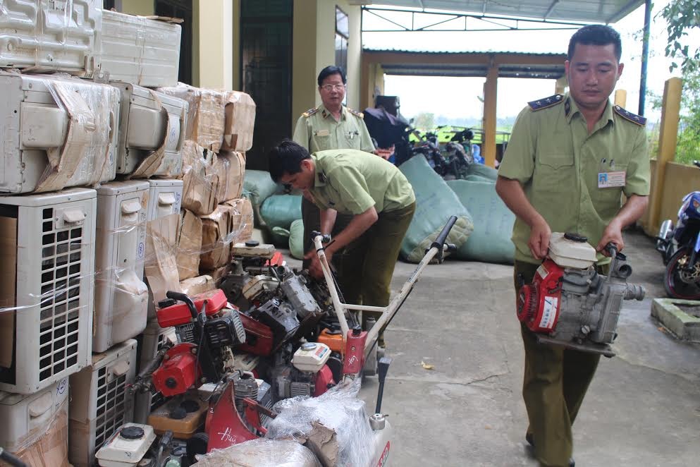 Lực lượng chức năng đang kiểm tra số lô hàng máy móc nhập khẩu qua sử dụng không có hóa đơn.