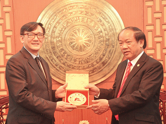 Chairman Thu (right) and Ambassador Manopchai Vongphakdi