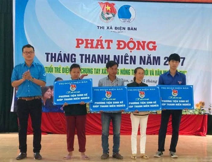 Trao phương tiện sinh kế cho 4 thanh niên địa phương. Ảnh: VĂN MẾN