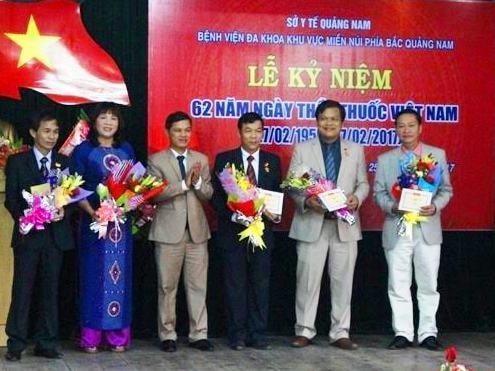 UBND tỉnh Quảng Nam đã tặng Huy hiệu “Vì sự nghiệp xây dựng và phát triển tỉnh Quảng Nam” cho 5 cá nhân