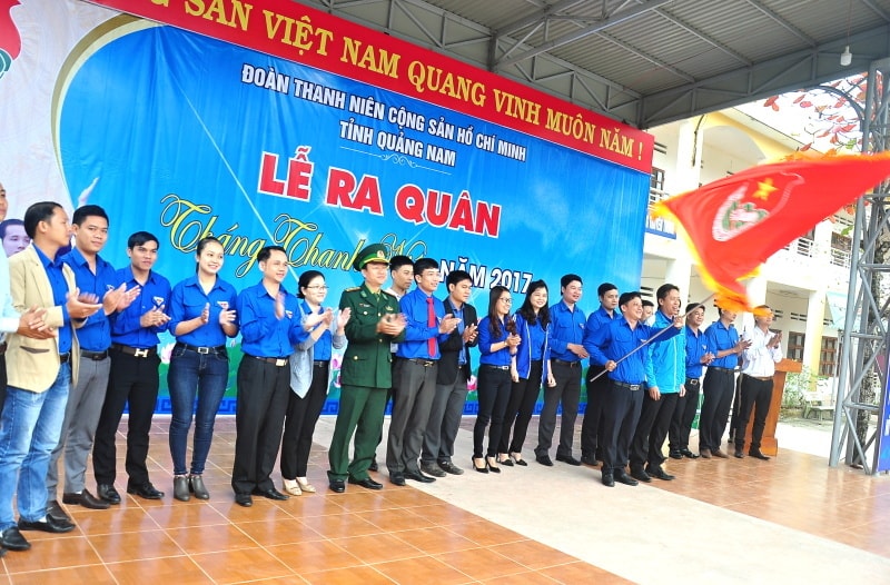 18 huyện, thị, thành đoàn và các đơn vị đoàn trực thuộc tham gia lễ xuất quân Tháng thanh niên 2017. Ảnh: VINH ANH