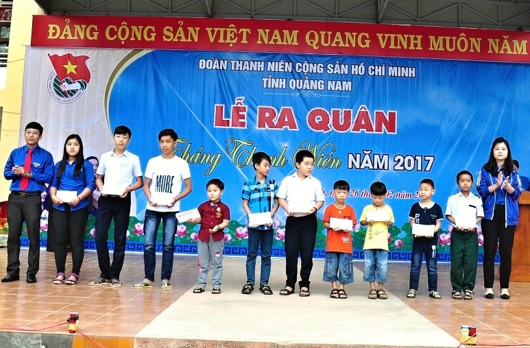 Tỉnh đoàn trao tặng 10 suất học bổng cho con em công nhân có hoàn cảnh khó khăn trên địa bàn huyện Thăng Bình. Ảnh: VINH ANH