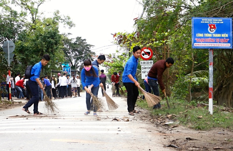 Đến các hoạt động xung kích vì cộng đồng như vệ sinh môi trường, khám bệnh, cấp phát thuốc miễn phí cho thanh niên công nhân... Ảnh: VINH ANH