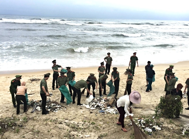 Hưởng ứng lễ ra quân Tháng thanh niên, tuổi trẻ TP.Tam Kỳ và tuổi trẻ Công an tỉnh, Bộ đội Biên phòng tỉnh... tham gia thu gom rác thải tại bãi biển Tam Thanh (TP.Tam Kỳ).  Ảnh: VINH ANH