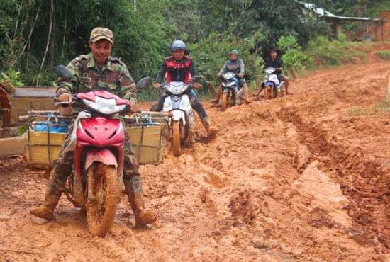 Mặt đường trơn trượt, trở thành nỗi ám ảnh của người dân các xã biên giới La Êê, Chơ Chun. Ảnh: ALĂNG NGƯỚC