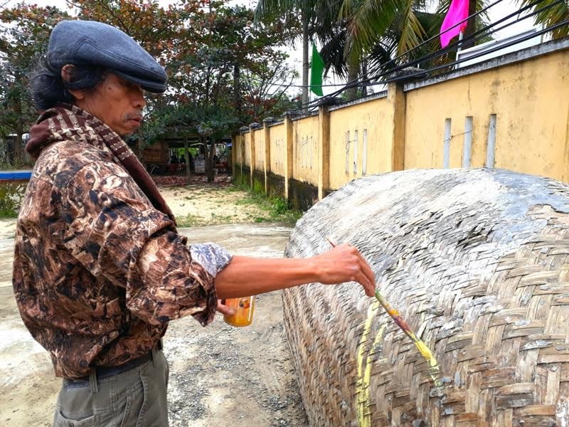 Họa sỹ Nguyễn Thượng Hỷ (đến từ Quảng Nam) đang bắt đầu thực hiện tác phẩm của mình trên một chiếc ghe cũ.