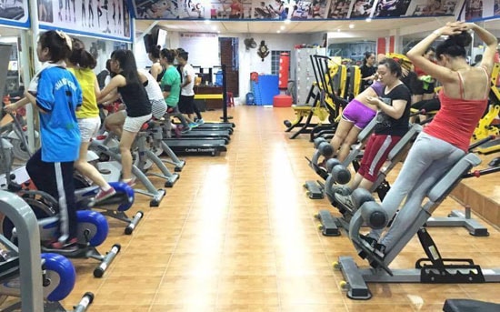 Tập gym ở phòng tập Gym nữ Hoàng Quân (Tam Kỳ). Ảnh: CHÂU NỮ