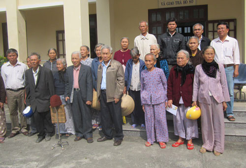 Ông Phan Đấu (hàng đầu, bên phải) trong cuộc gặp gỡ giữa cán bộ lão thành cách mạng với các gia đình nuôi giấu cán bộ trong kháng chiến tại Hội An. Ảnh: H.D.L