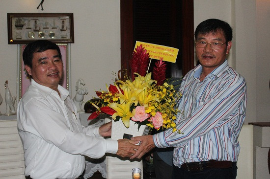 Bí thư Huyện ủy Đại Lộc - ông Phan Xuân Quang (đứng bên trái) tặng hoa chúc mừng. Ảnh: VT