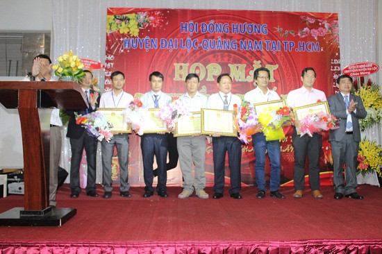 Lãnh đạo huyện Đại Lộc trao tặng giấy khen cho các tập thể, cá nhân xuất sắc. Ảnh: VT