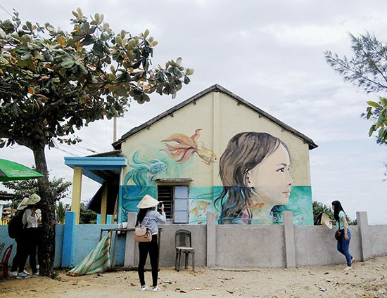 Tourists to Tam Thanh mural village. 